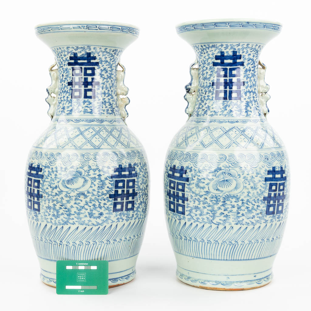 Een paar Chinese vazen met blauw wit decor en dubbel Xi teken van geluk. (H:44cm)