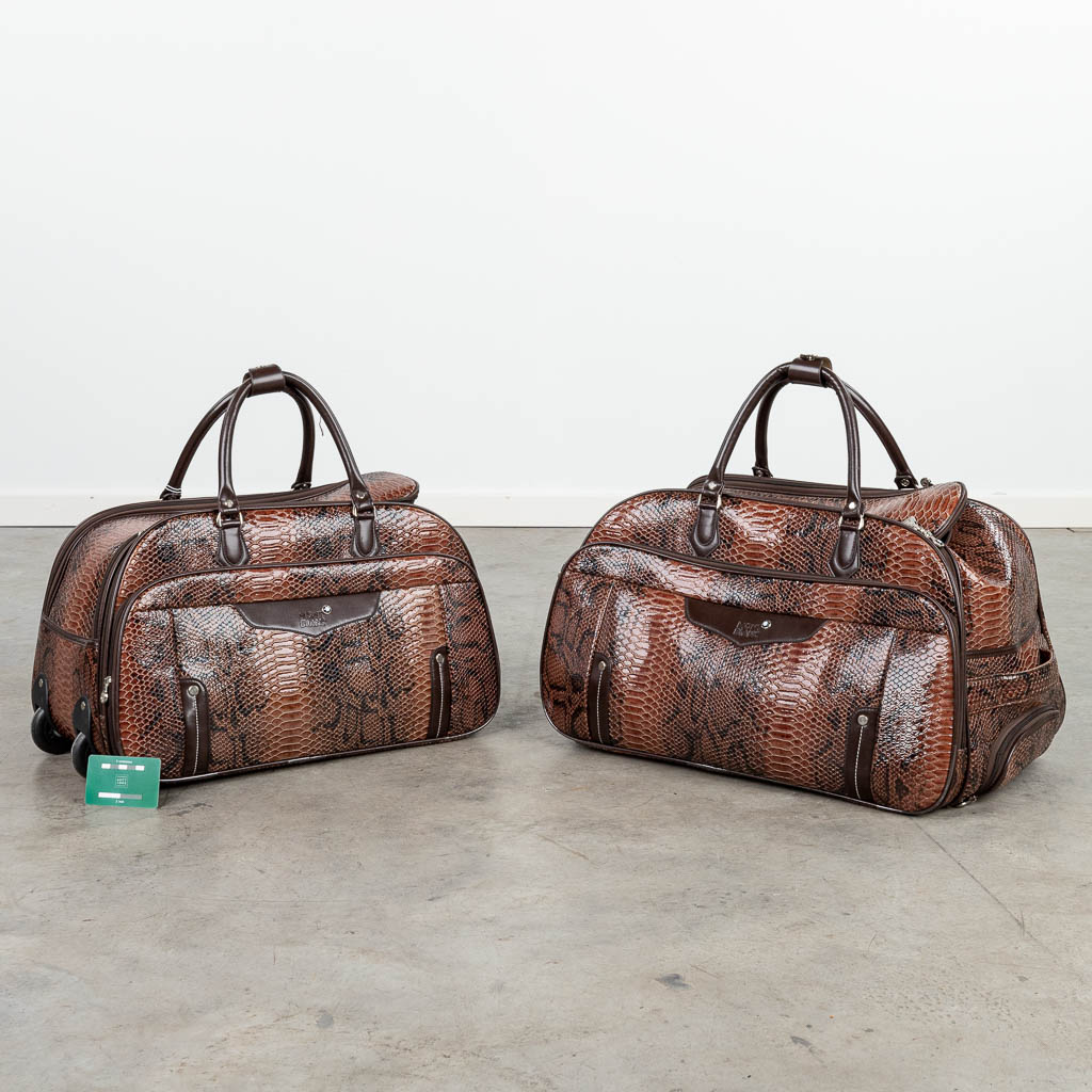 A set of 2 travel bags made of leather by Montblanc. (H:34cm)