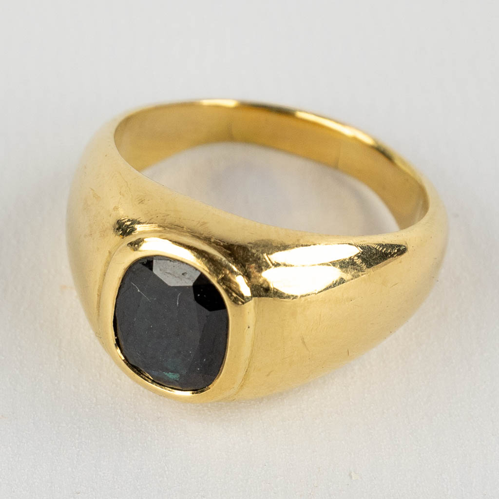 Een geel gouden ring met grote gefacetteerde saffier. 22,56g.