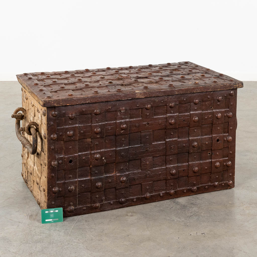 An antique metal chest in the style of Nuremberg chests, with a wrought iron exterior. 18th C. (D:51 x W:103 x H:51 cm)