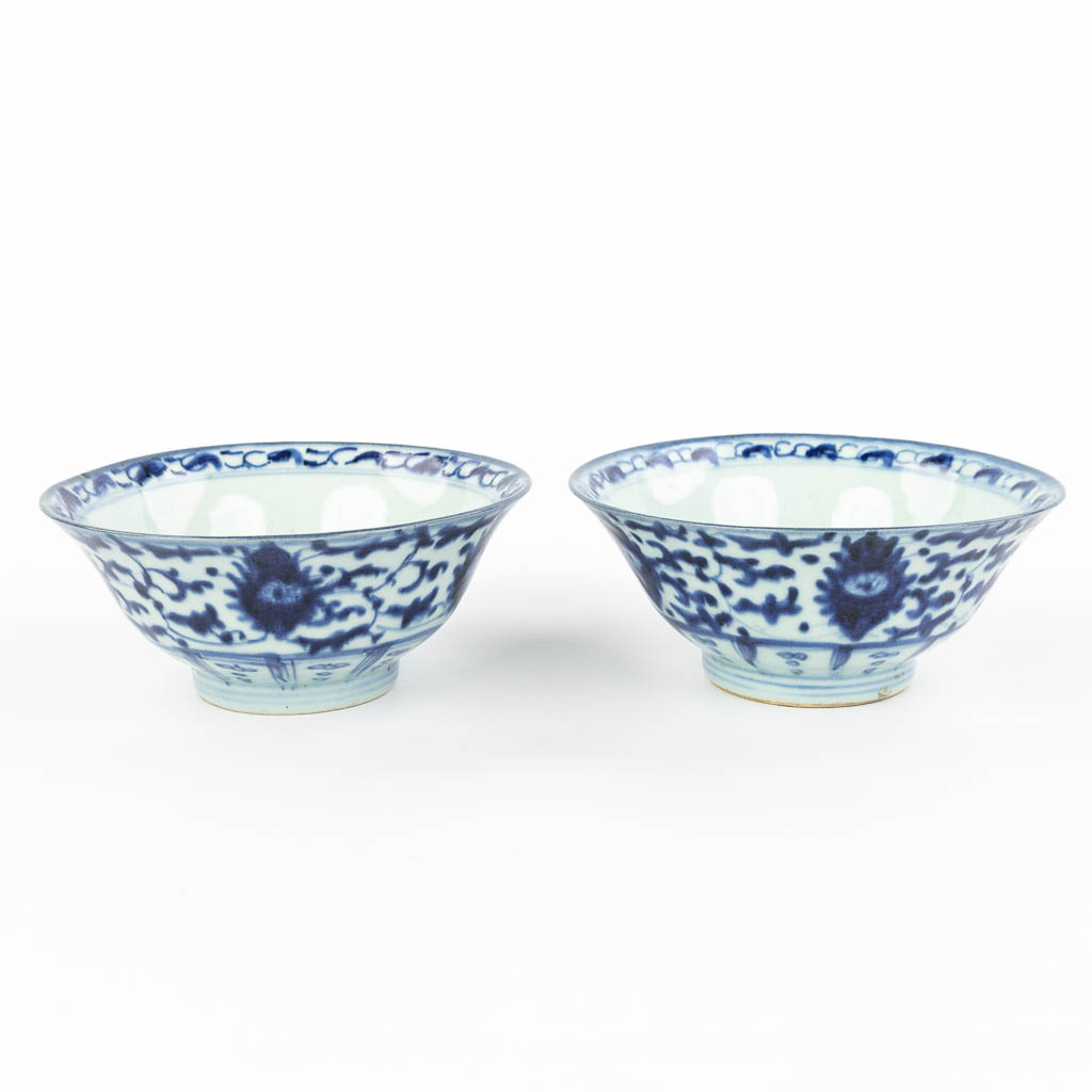 Een paar Chinese schalen gemaakt uit porselein met blauw-wit decor (H:7,2cm)