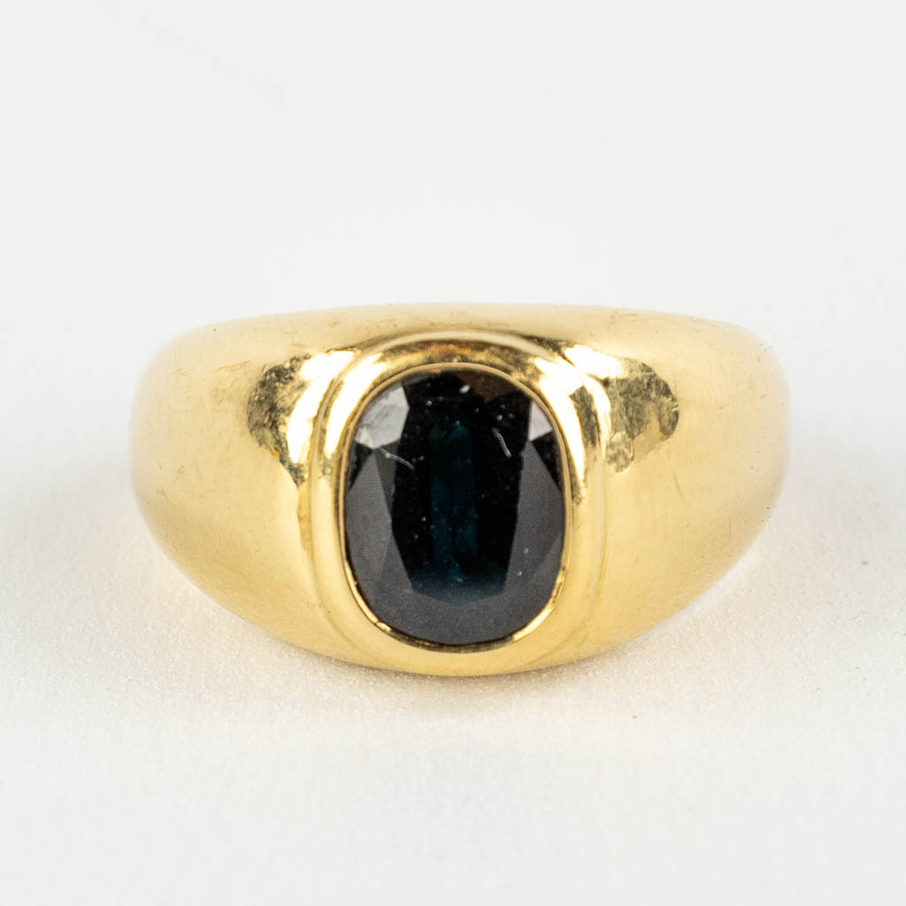 A yellow gold ring with a large facetted sapphire. 22,56g.