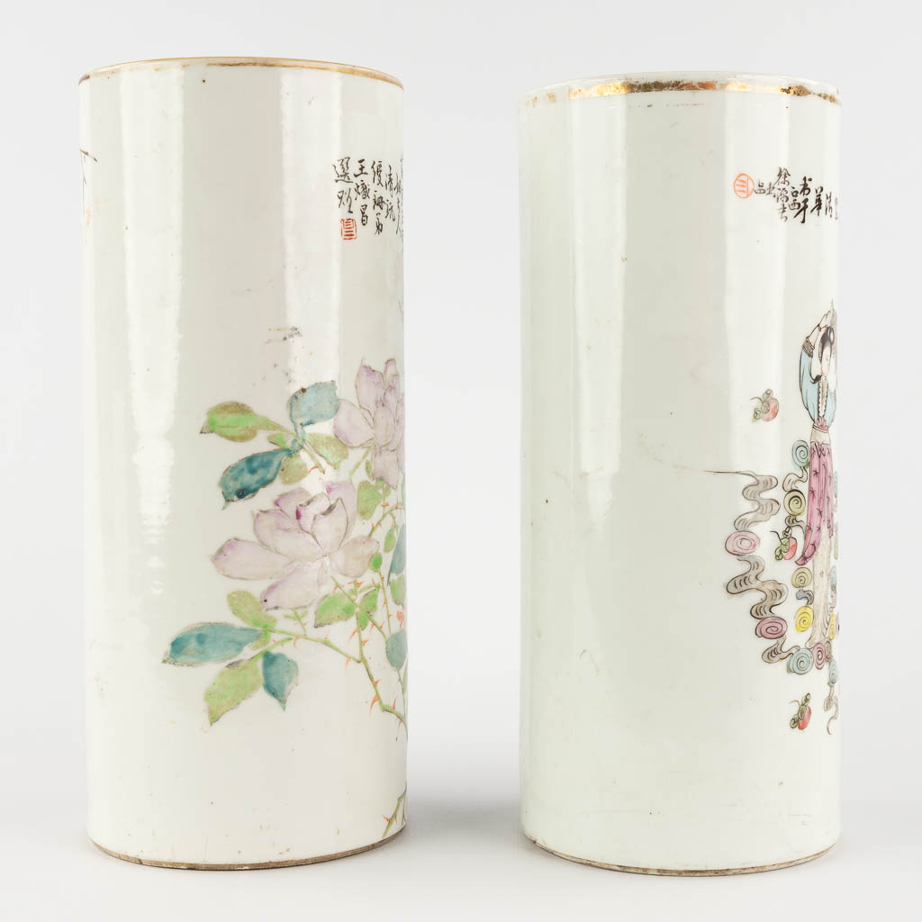 Twee Chinese Hoedensteunen, decor met dames en fauna en flora. 19de/20ste eeuw. (H:28,5 x D:12,5 cm)