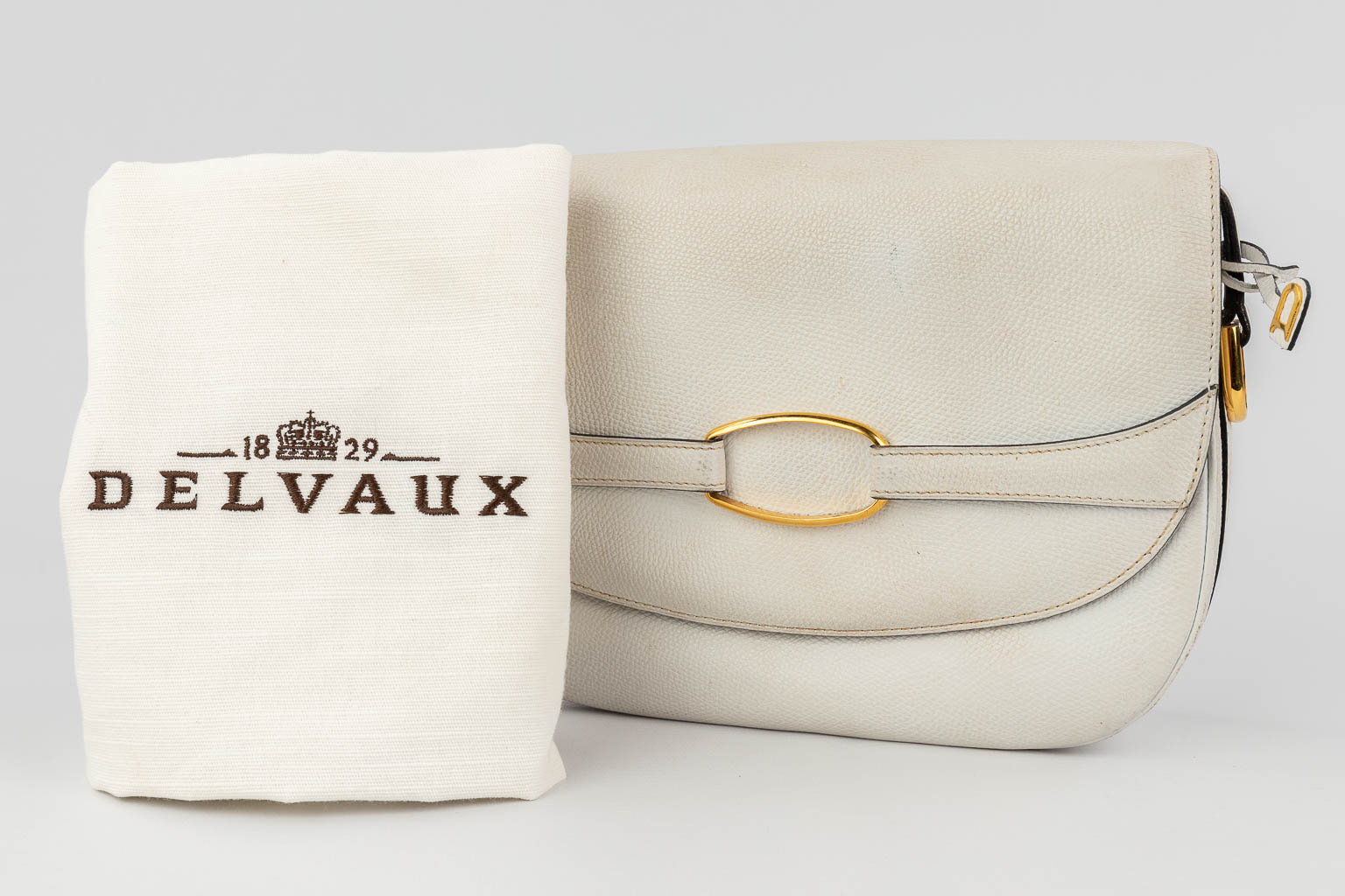 Delvaux, a handbag made of white leather with gold-plated elements. (W: 26 x H: 19 cm)