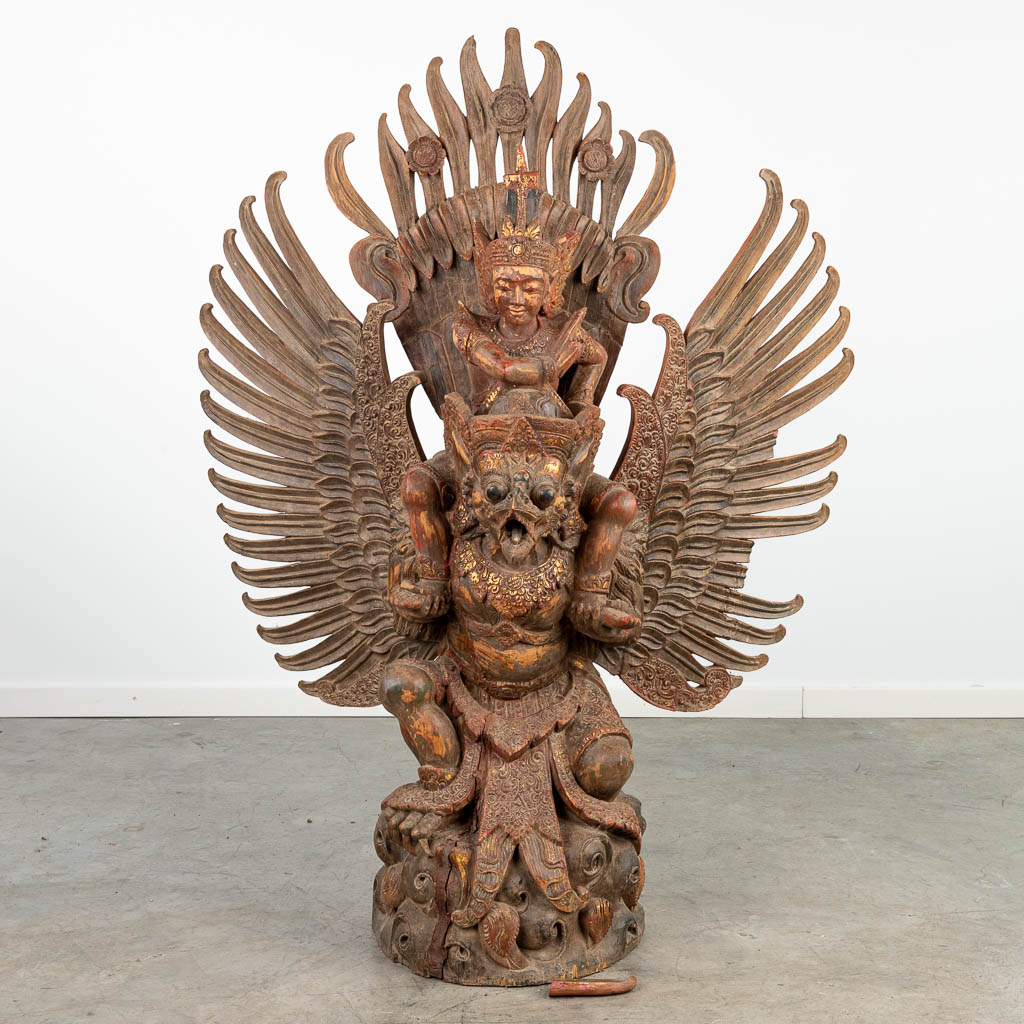 Een grote houtsculptuur van een ruiter op een mythologische draak. Waarschijnlijk gemaakt in Indonesië. (H:126cm)