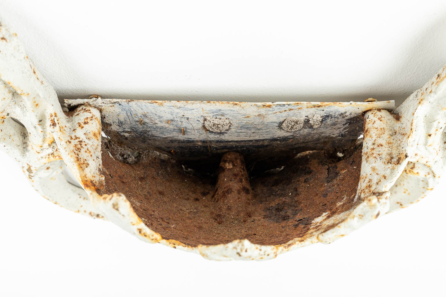 A flowerpot made of patinated cast-iron. (H:48cm)