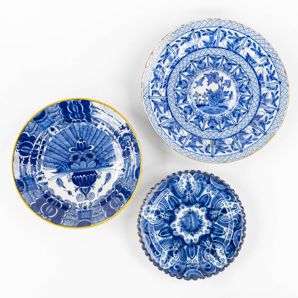 Delft, een collectie tafelaccessoires en borden. (L:11 x W:30 x H:28 cm)
