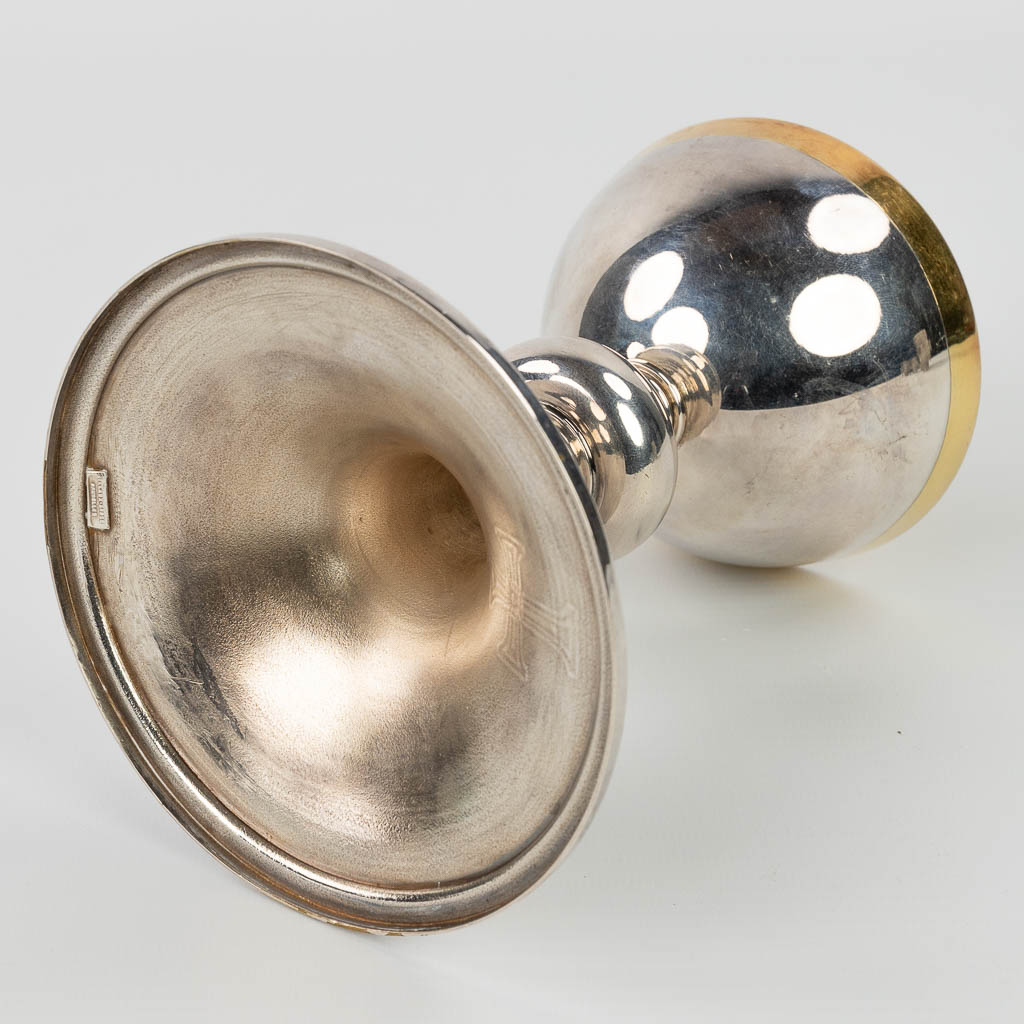 Een kelk gemaakt uit zilver en gemerkt Billaux Grossé, Brussel. Bijgevoegd, 5 stuks verzilverde accessoires (H:16cm)