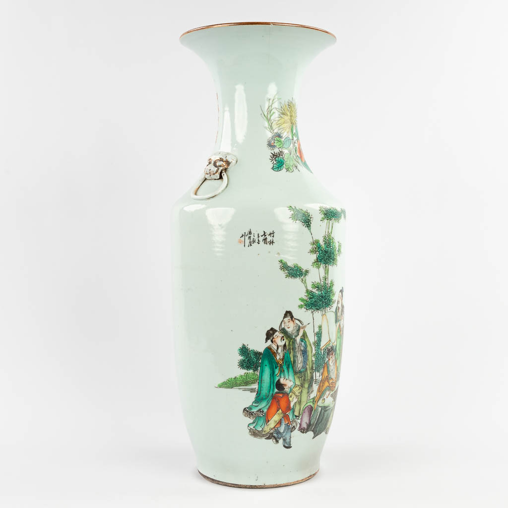 Een Chinese vaas, decor van wijzen in de tuin. 19de/20ste eeuw. (H:58 x D:23 cm)