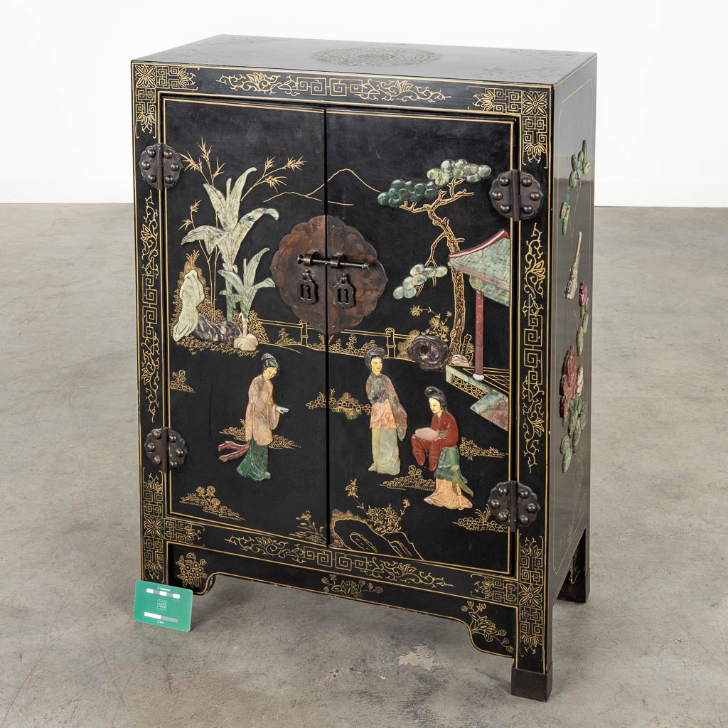 A Chinese cabinet inlaid with sculptured hardstone figurines. 20th C. (D:28 x W:58 x H:78 cm)