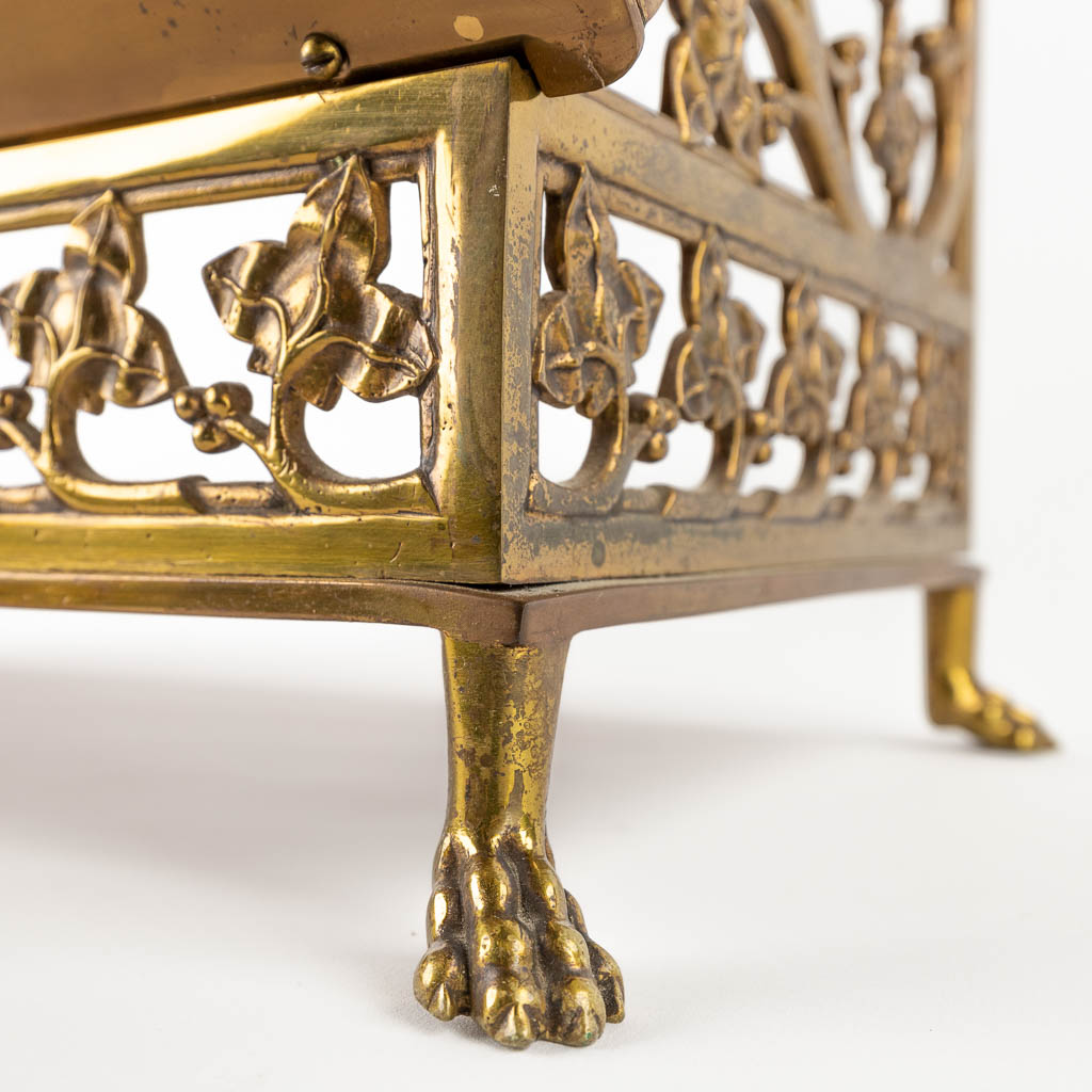 A lectern, bronze in a Gothic Revival style and finished with velours. Circa 1900. (D:25 x W:44 x H:33 cm)