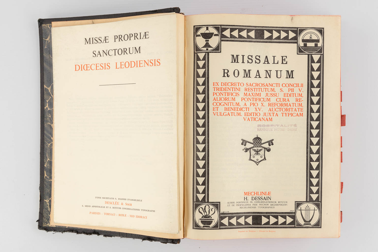 Drie Missale Romanum misboeken, 20ste eeuw. (D:6 x W:24 x H:32 cm)