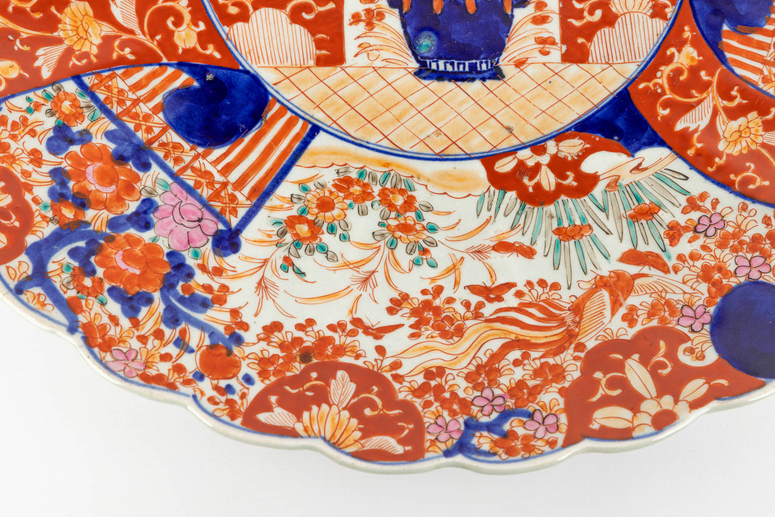 Een groot Japanse bord gemaakt uit Imari porselein. (D: 48 cm)