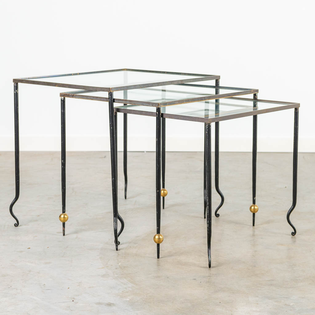 René DROUET (1899-1993) een collectie cigogne salontafeltjes, gemaakt uit metaal met glas. 