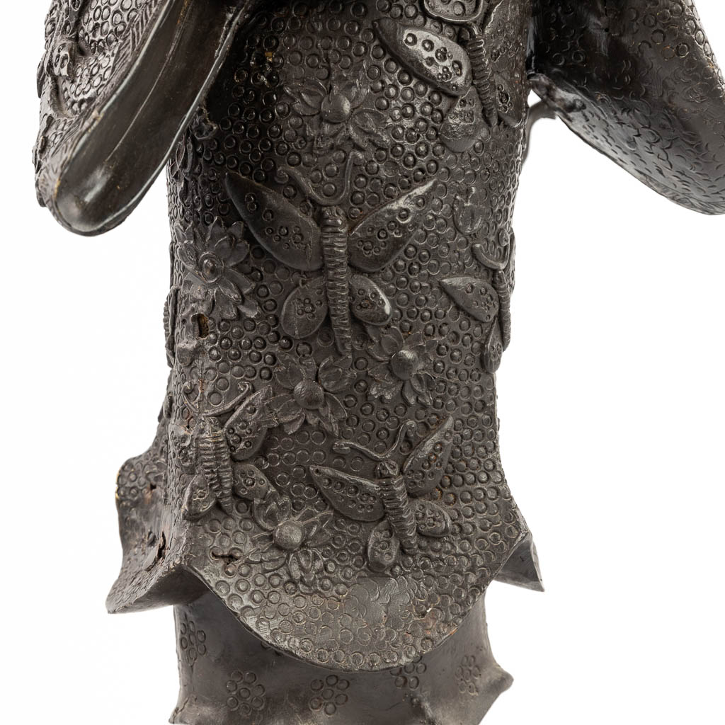 Een Japanse Okimono van een Moeder met kind, gepatineerd brons. 20ste eeuw. (D:18 x W:22 x H:59 cm)