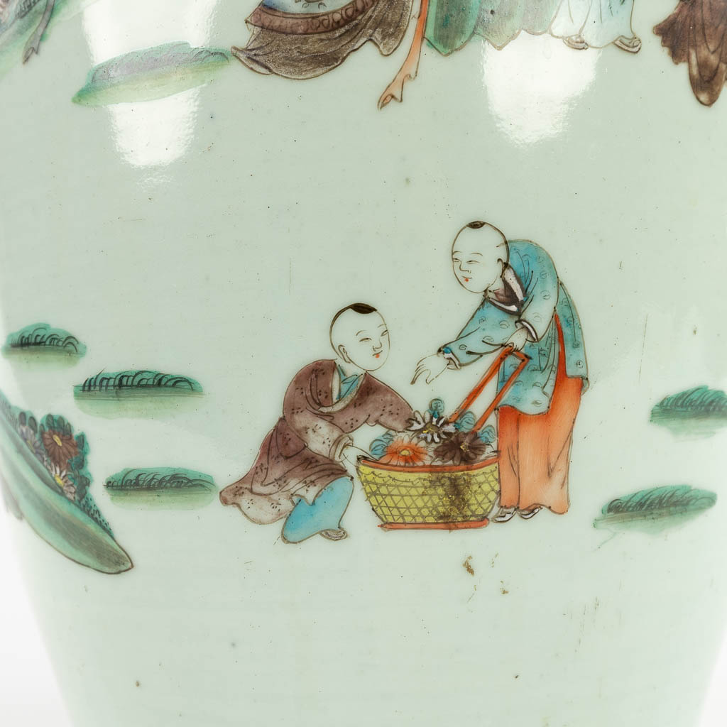 Een Chinese vaas, decor van hofdames in de tuin. 19de/20ste eeuw. (H:58 x D:24 cm)