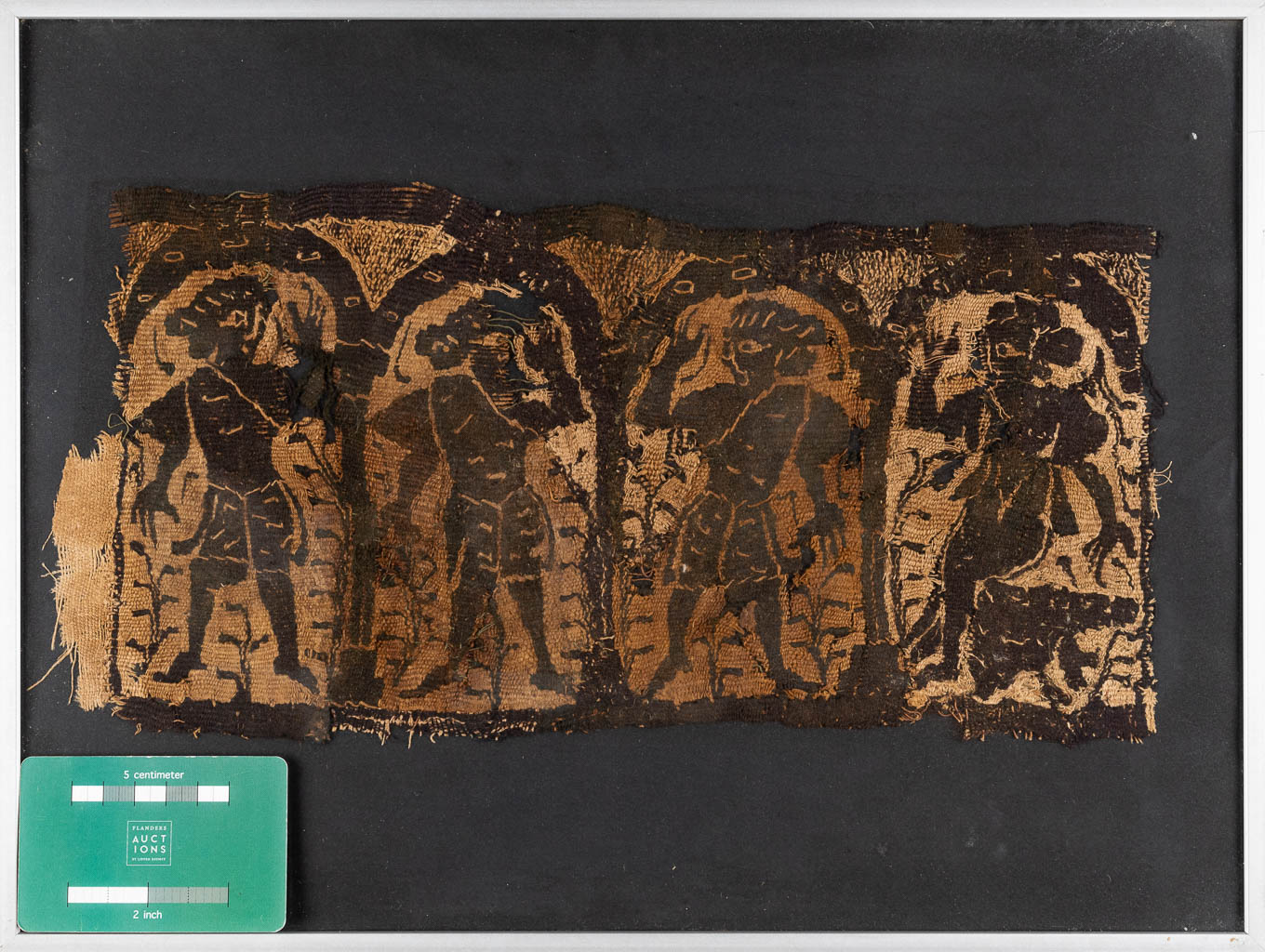 Een antiek fragment, geweven stof met decor van dansende figuren. Waarschijnlijk Koptisch, 4de-6de eeuw. (W:35 x H:17 cm)