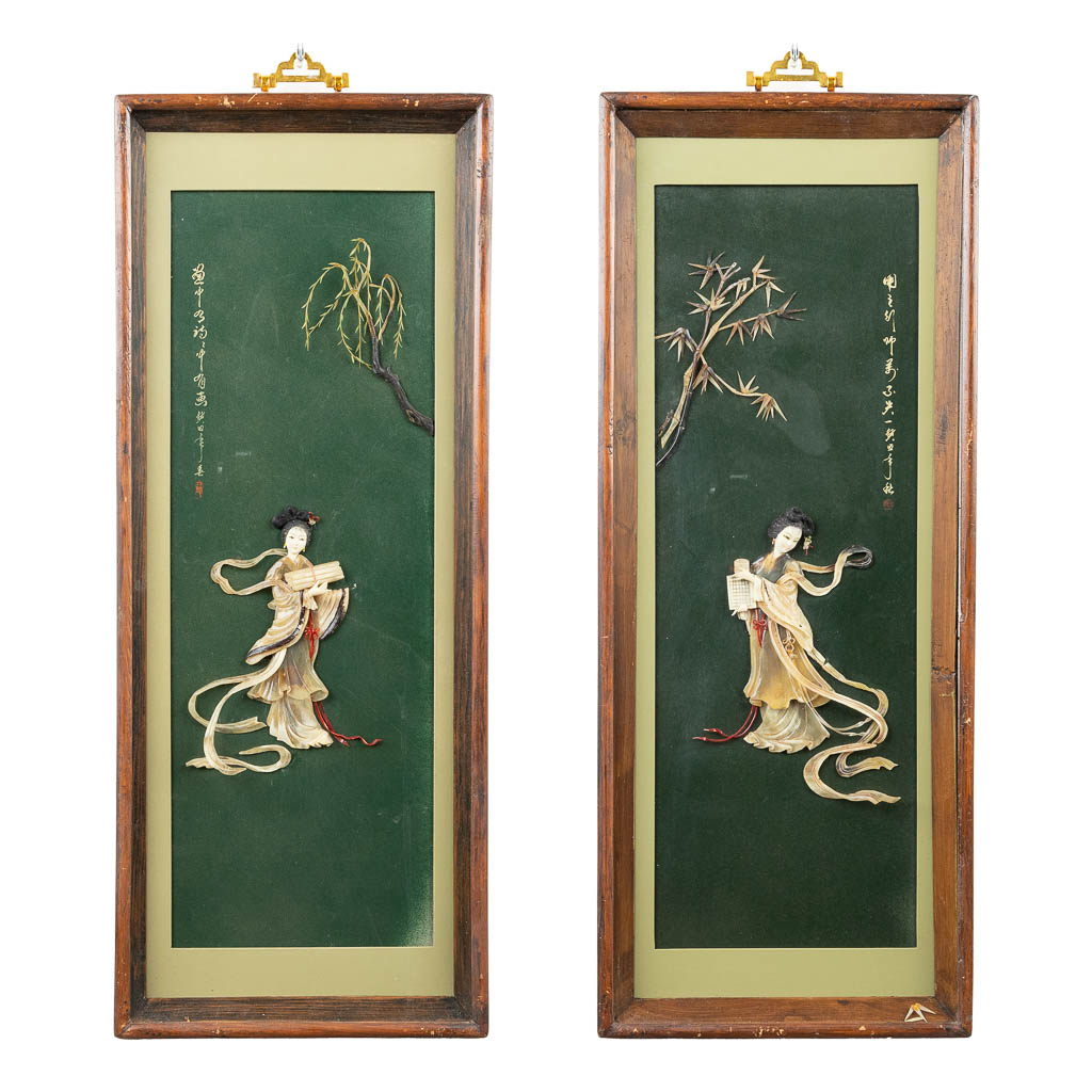 Een paar decoratieve Chinese kaders met hofdames. (32 x 80 cm)