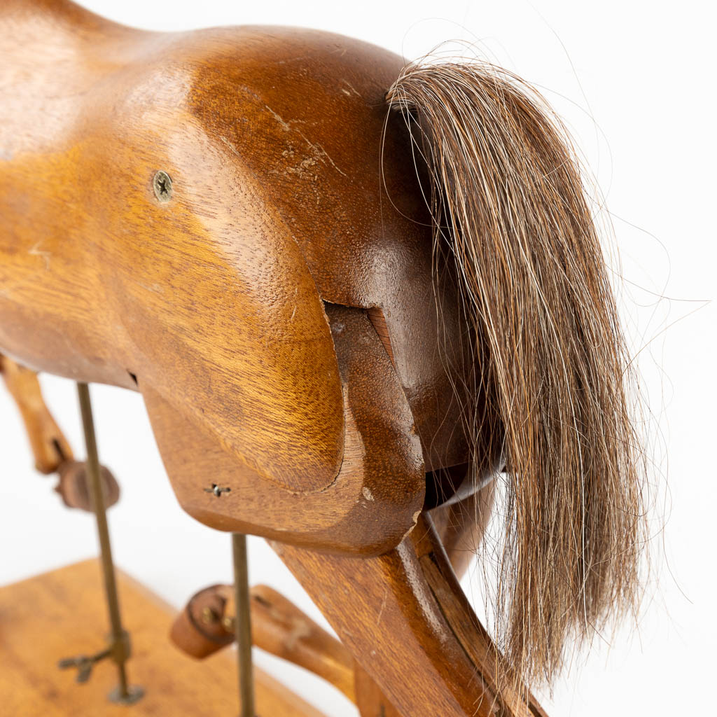 Een mid-century tekenmodel van een paard. (D:13 x W:53 x H:49 cm)