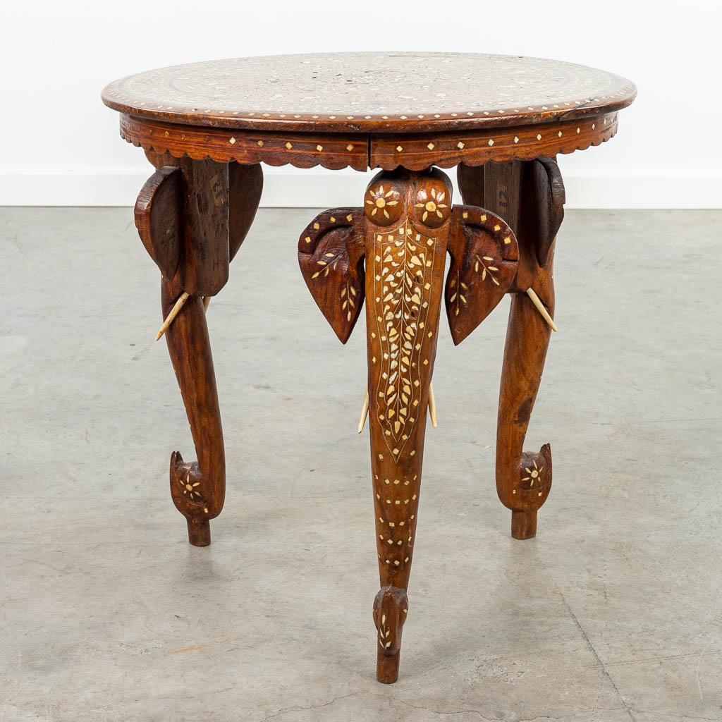 Een Anglo-Indian salontafel gemaakt uit hardhout en versierd met inlegwerk en olifanten. (H:47cm)