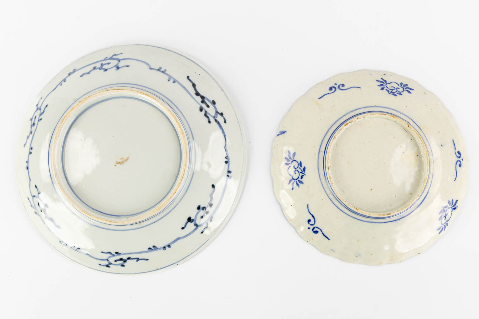 Four plates and two vases, Japan, Imari. 19th and 20th C. (H:34,5 x D:17 cm)