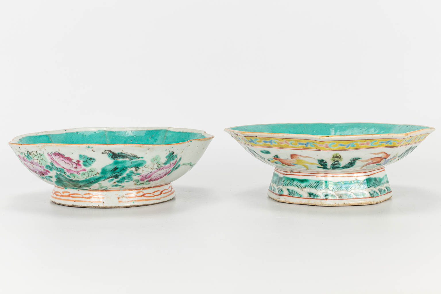 A set of 4 items made of Chinese porcelain. 2 small bowls and 2 ginger jars without lids.