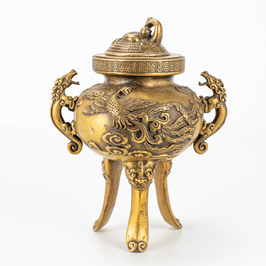 A bronze Koro Brule Parfum, decorated with dragons.