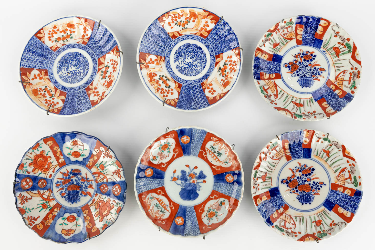 An assembled collection of Japanese Imari and Kutani porcelain. 19th/20th century. (H: 35 x D: 19 cm)