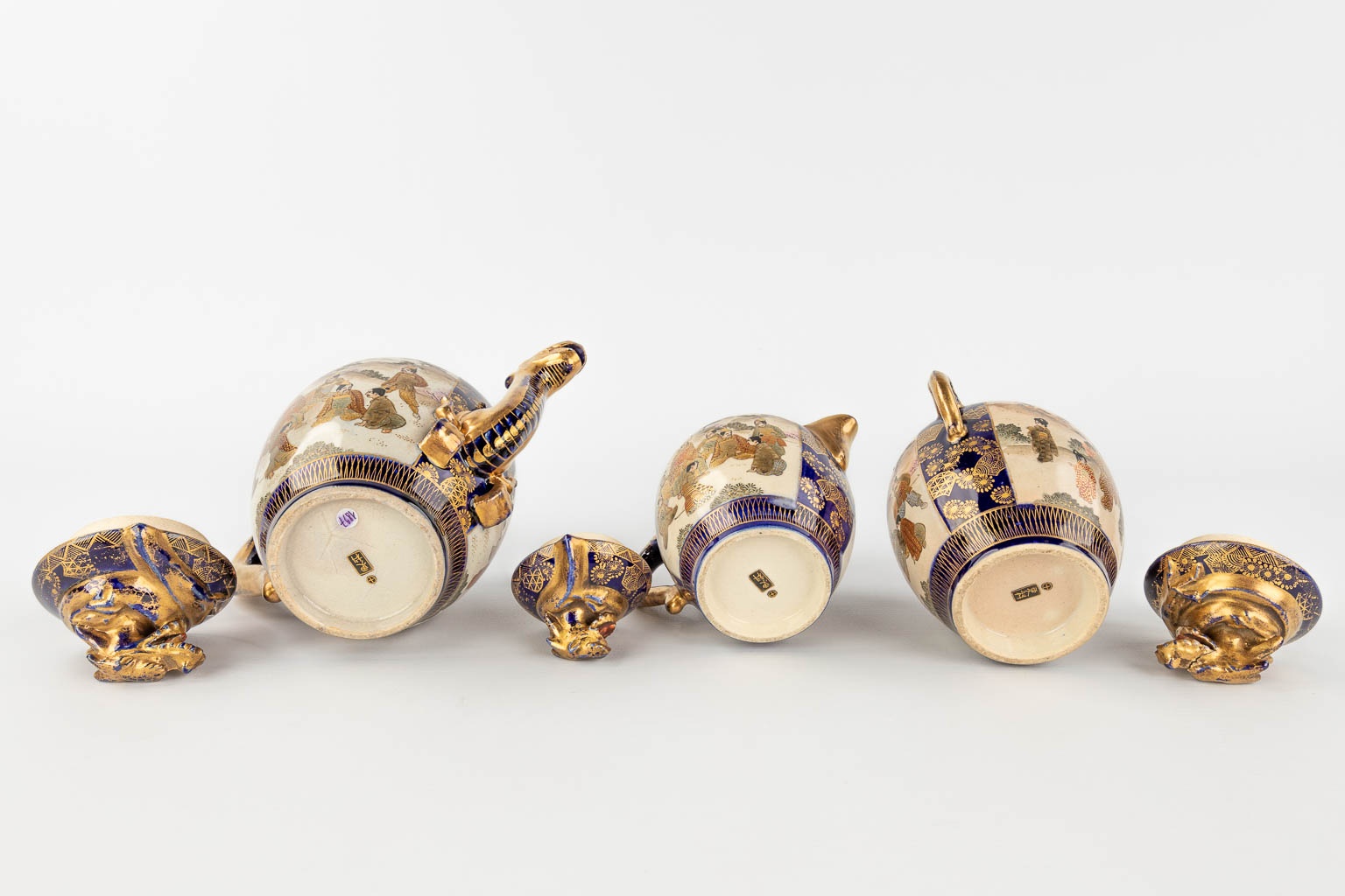 Een 15-delig theeservies, Satsuma steengoed, Meji periode, Japan. Sarashina & Shimazu Clan Crest (W: 21 x H: 17,5 x D: 12 cm