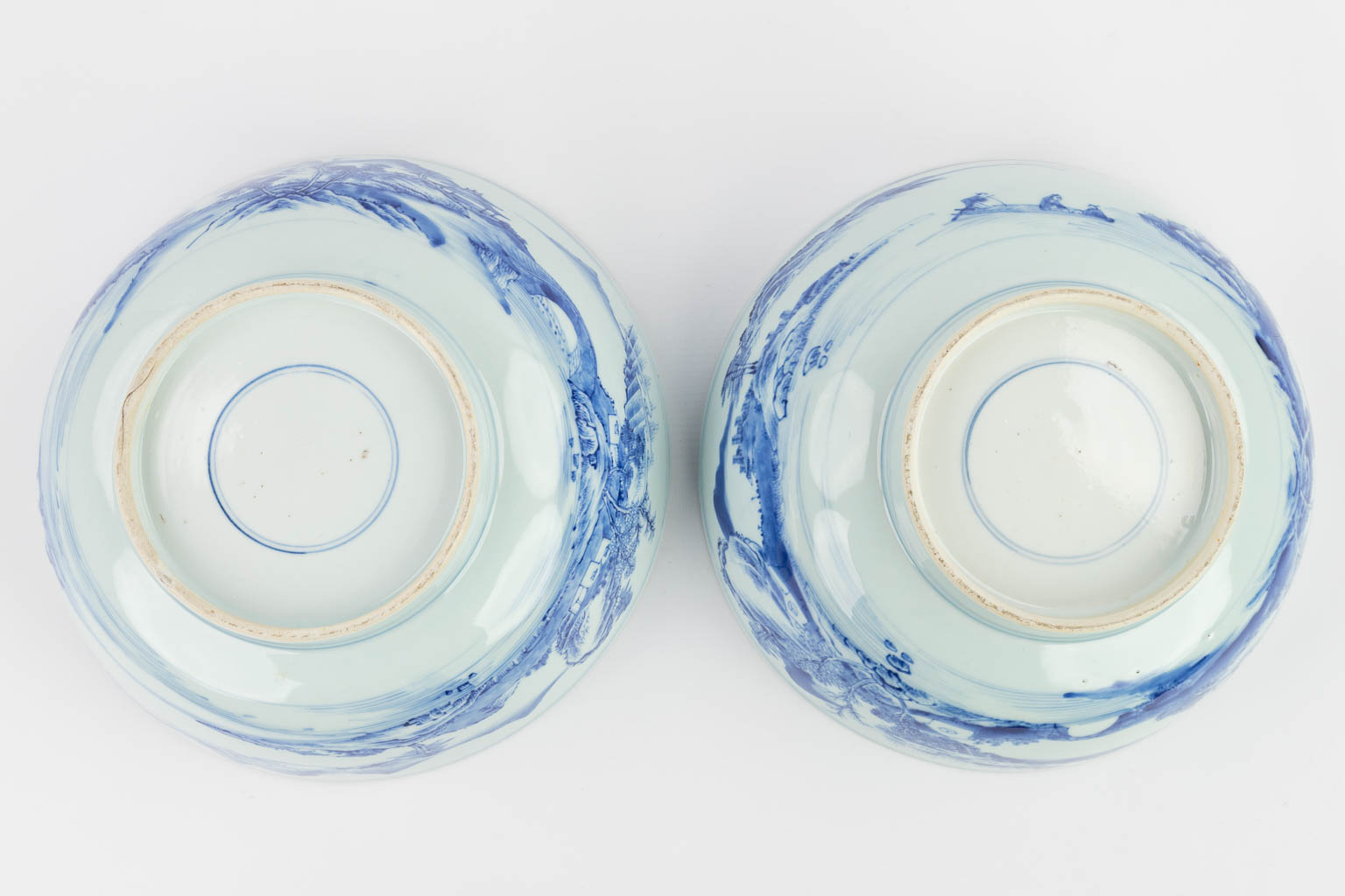Een paar Chinese schalen gemaakt uit blauw-wit porselein. 18de/19de eeuw. (H: 11 x D: 26,5 cm)
