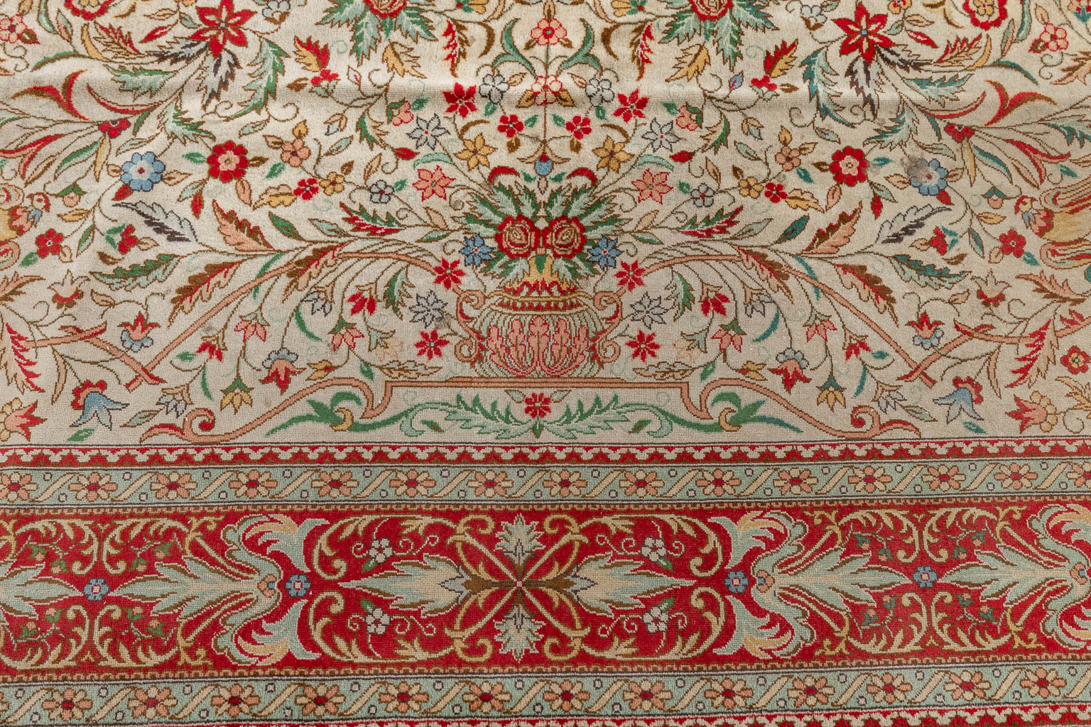Een Oosterse handgeknoopt tapijt, Tabriz. (D:354 x W:254 cm)