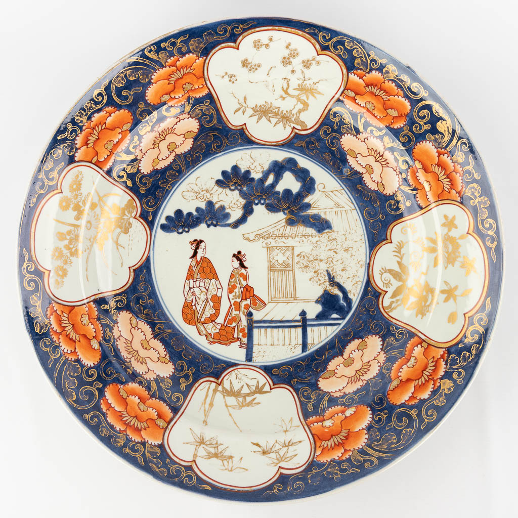 An antique Japanese plate, Imari, circa 1900. (D: 51,5 cm)