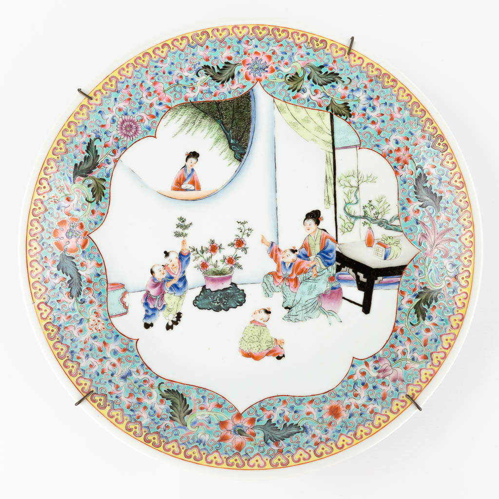  A Chinse porcelain plate, decorated with a lady and playing children. 20th C. 