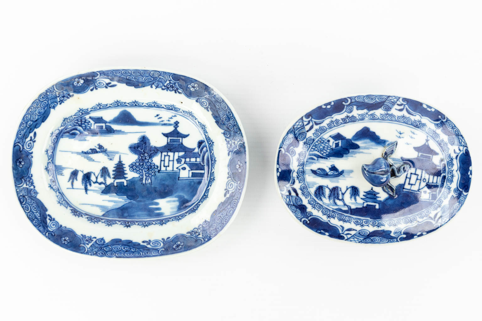 Een Chinese sauskom met deksel gemaakt uit porselein met blauw-wit decor van een landschap (H:7cm)