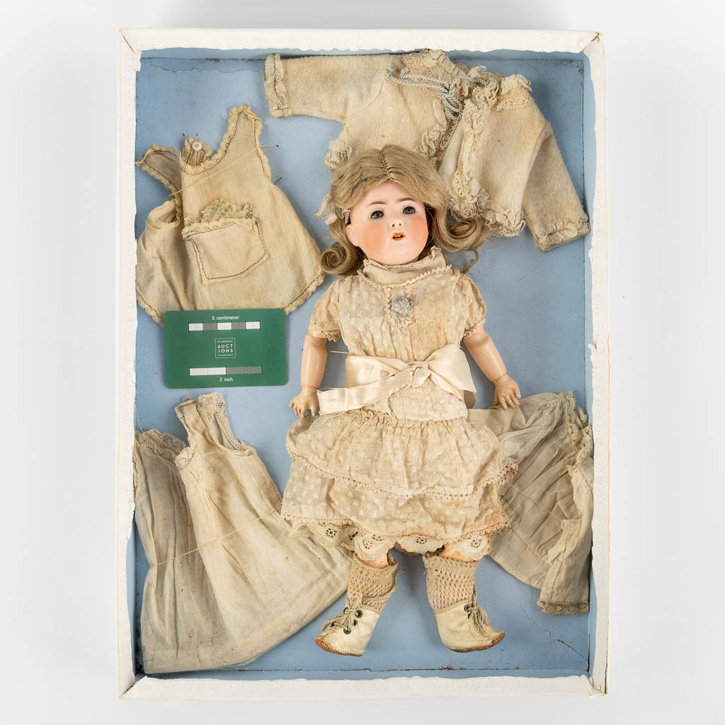 ABG Alt Beck en Gottschalk, model 1367, een vintage pop met kleren. (H:33 cm)