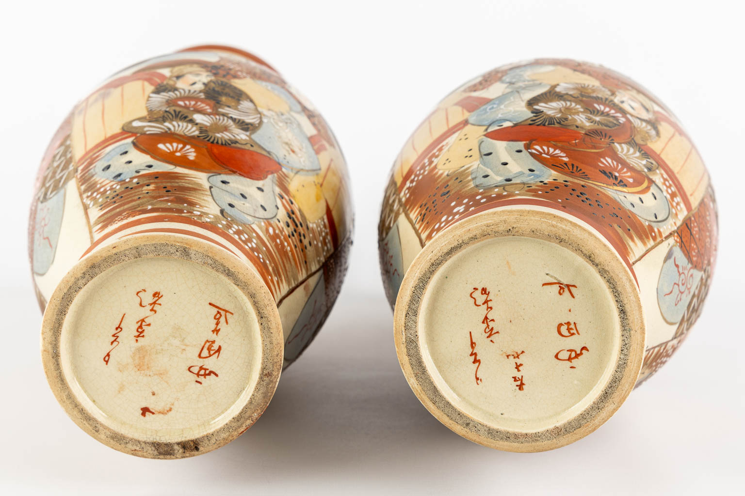 Twee Japanse Kutani olielampen en vazen. (H:57 x D:15 cm)