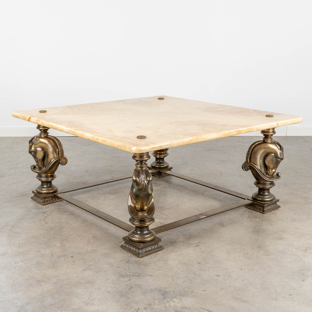  Deknudt, een salontafel met paardenkoppen (90 x 90 x 41cm)