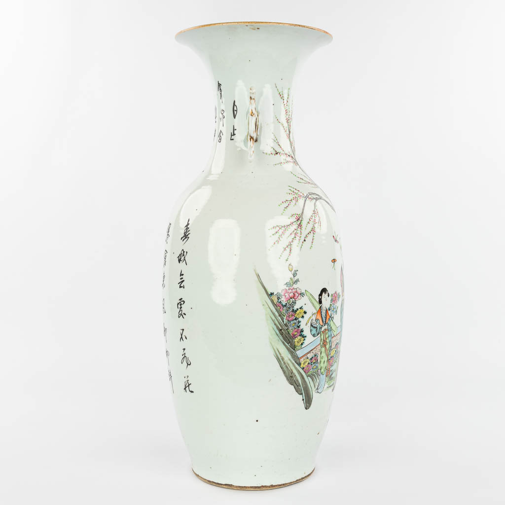 A Chinese vase made of porcelain and decorated with ladies in a garden. (H:57cm)