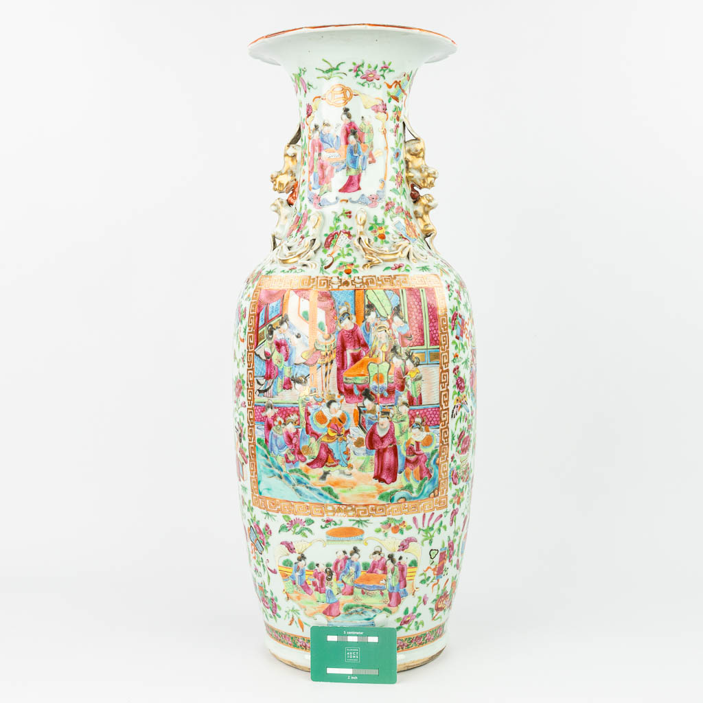 A Chinese Canton vase made of porcelain and decorated with salamanders and images of the emperor. (H:63,5cm)