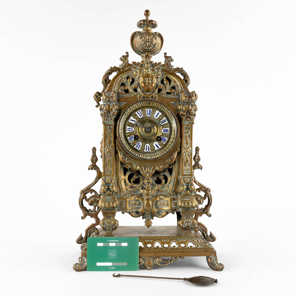 A mantle clock, bronze, circa 1900. (W:25 x H:45 cm)