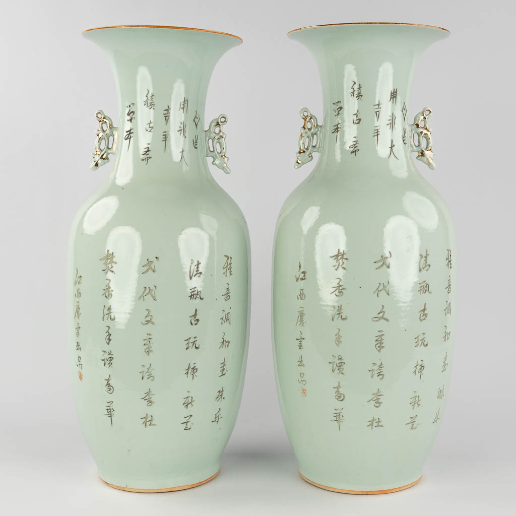 Een paar Chinese vazen met decor van oudheden en bonsai. 19de/20ste eeuw. (H: 58 x D: 24 cm)