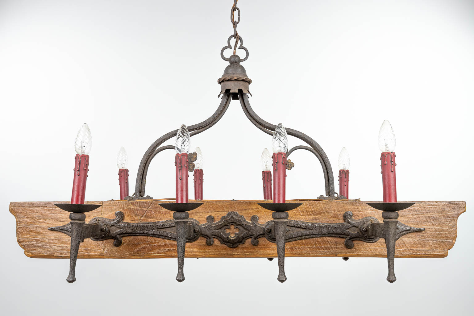 An antique chandelier with large wood beam and finished with wrought iron. (H:41cm)