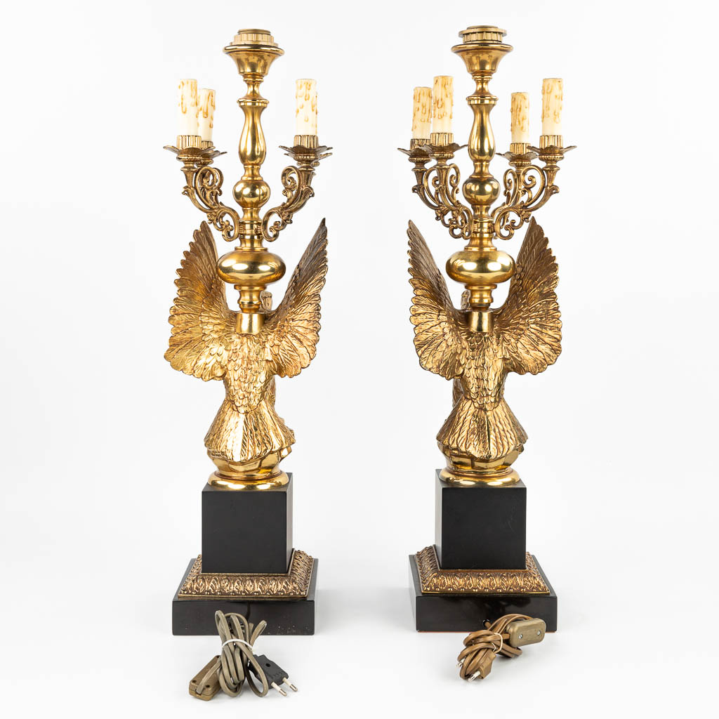 Een paar tafellampen in de vorm van een arend gemaakt uit verguld brons in Hollywood Regencystijl. (H:71cm)