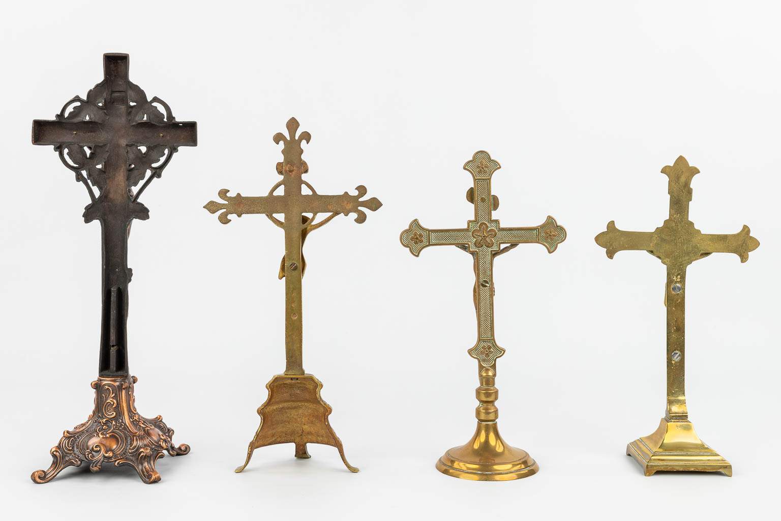 Een grote collectie van 11 kruisbeelden gemaakt uit brons, koper en metaal. (H:65cm)