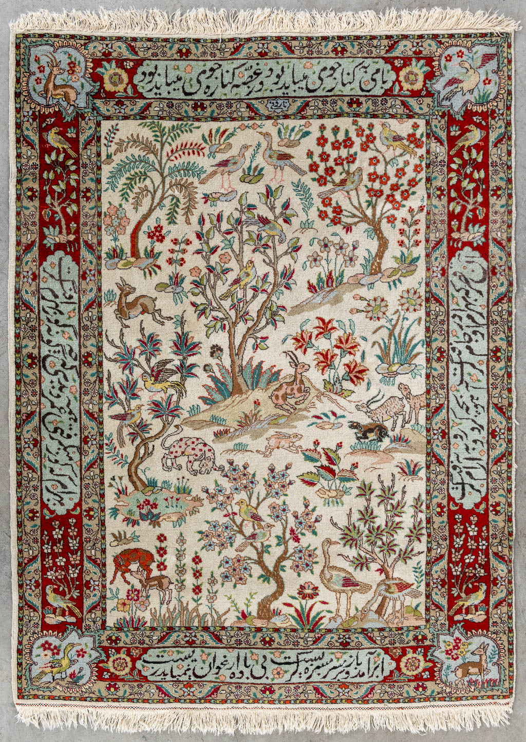 Lot 215 Een Oosters handgeknoopt tapijt, Tabriz, getekend. (L:150 x W:107 cm)