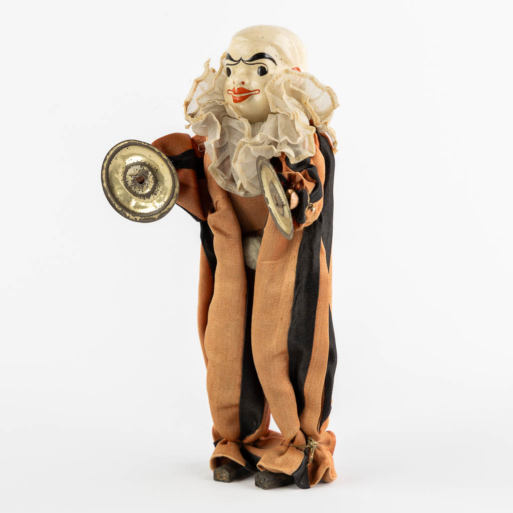 A semi-automatic cymbalier puppet. (W:13 x H:21,5 cm)