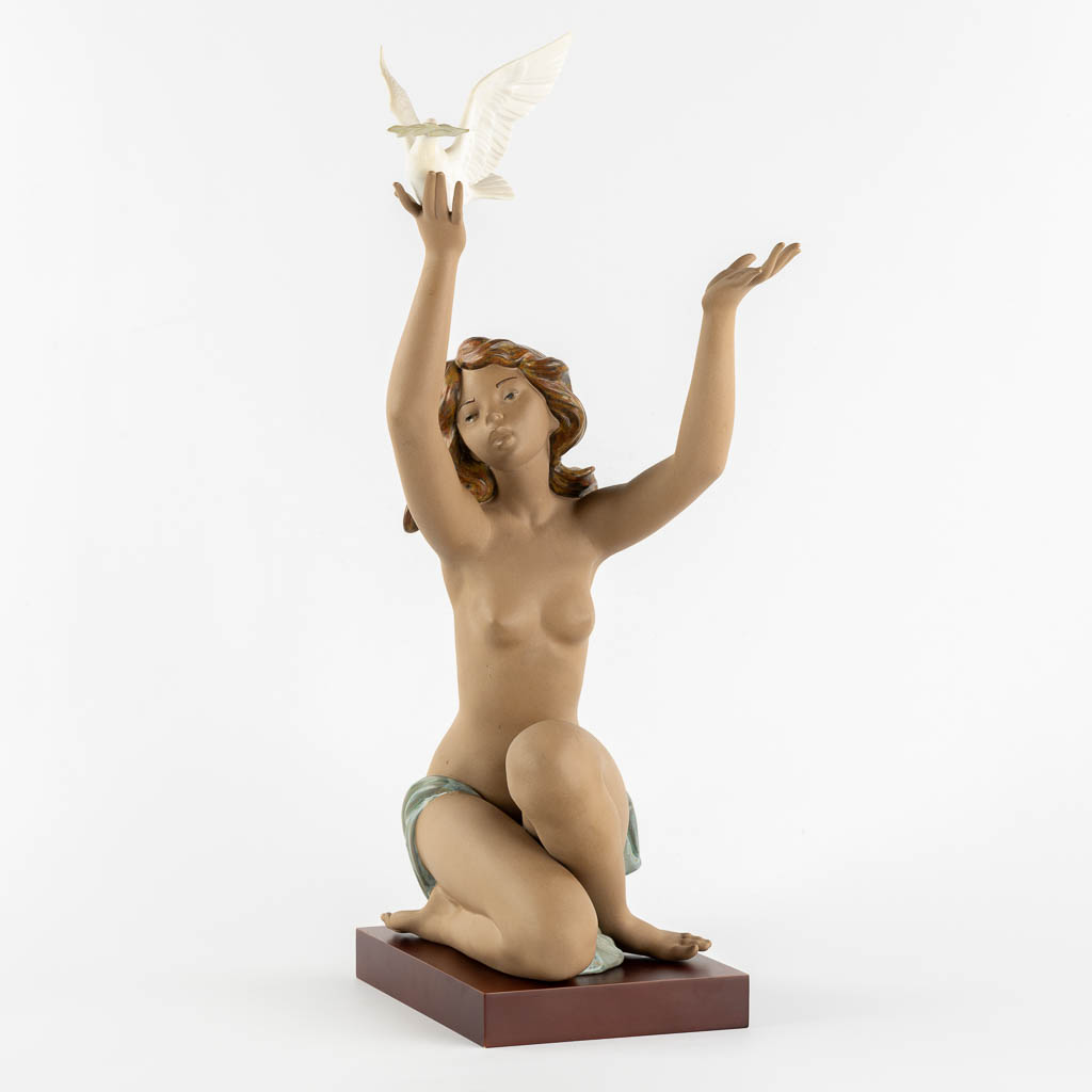 Lladro, Lady with a white dove. (L:22 x W:22 x H:53 cm)