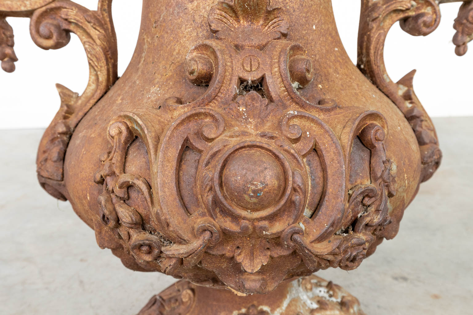 A large garden vase made of cast iron in Louis XV style. (H:58cm)