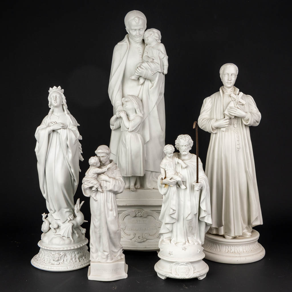 Een collectie van 5 stuks witte biscuit beelden van heiligen (H:57cm)