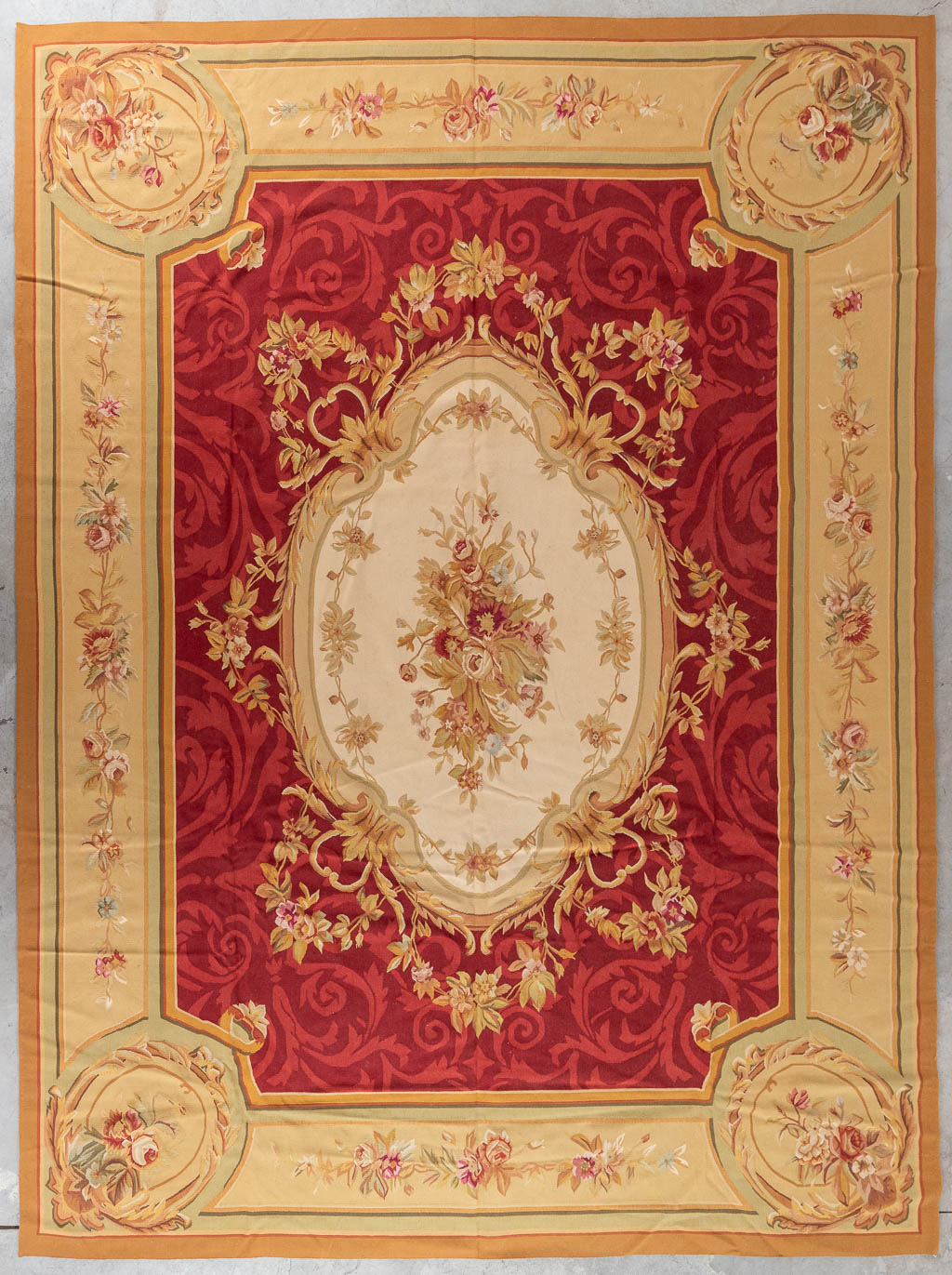 Een uitzonderlijk tapijt, 'Aubusson', Frankrijk. (L:368 x W:275 cm)